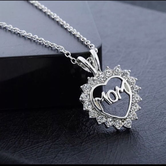 ❌SOLD OUT❌ 🎉HP🎉 MOM Crystal Heart Necklace - Picture 3 of 4